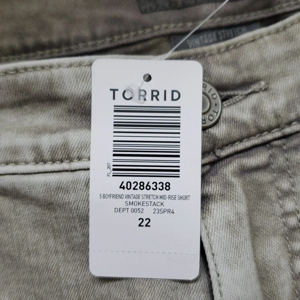 NWT Torrid Boyfriend Mid-Rise Vintage Stretch Shorts. Size 22.